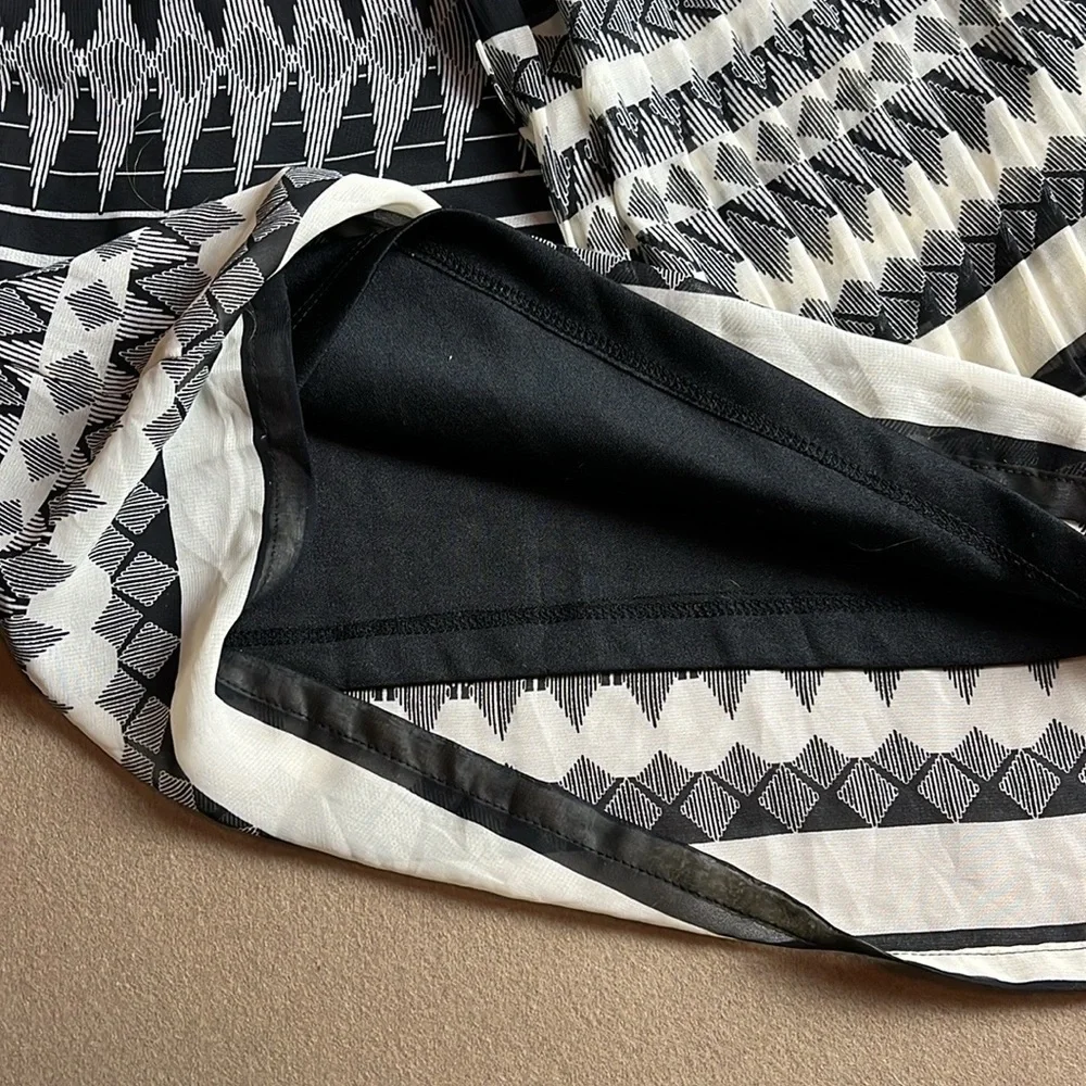 love, Fire Black & White Geometric Flowy Angel Wing Dress - Small - Picture 8 of 10